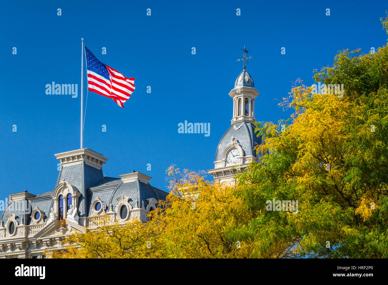 La bandiera americana volare al di sopra della Wayne County Courthouse in Wooster, Ohio, Stati Uniti d'America. Foto Stock