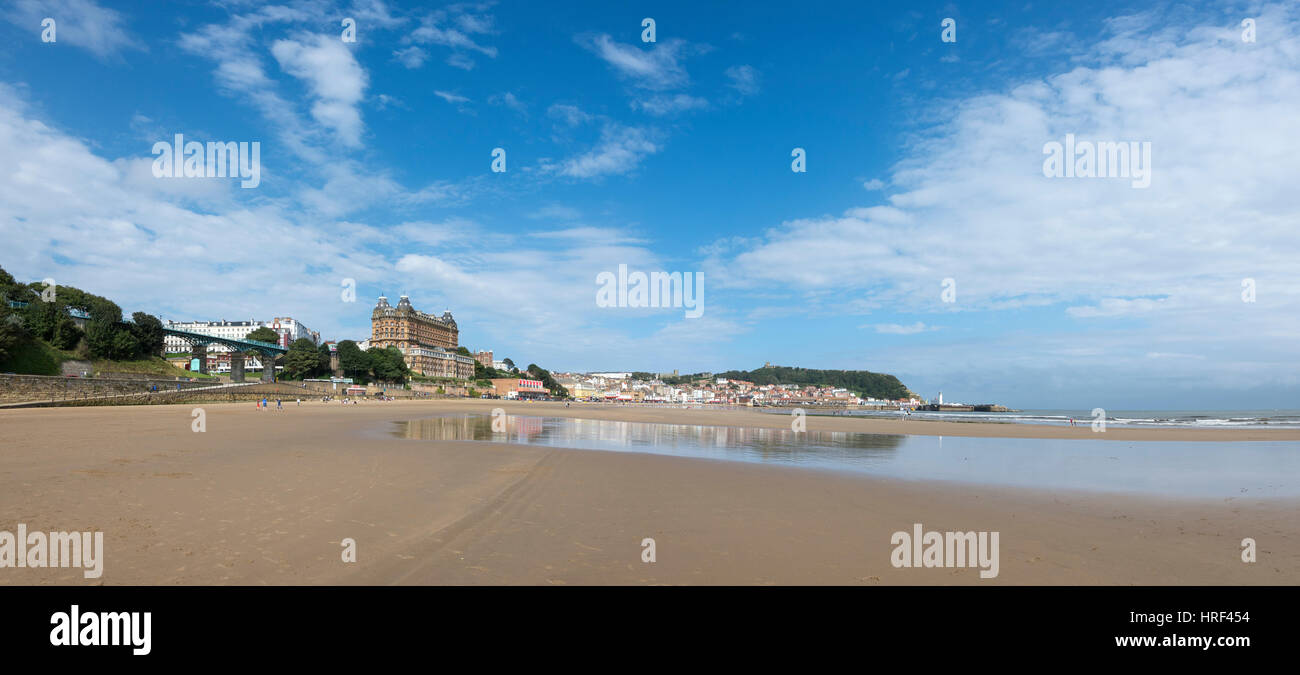 Bella giornata sulla spiaggia a Scarborough sulla costa orientale dell'Inghilterra. Foto Stock