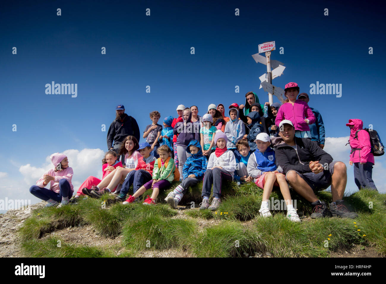 I ragazzi stanno avendo uno spuntino dopo una lunga escursione in montagna Foto Stock