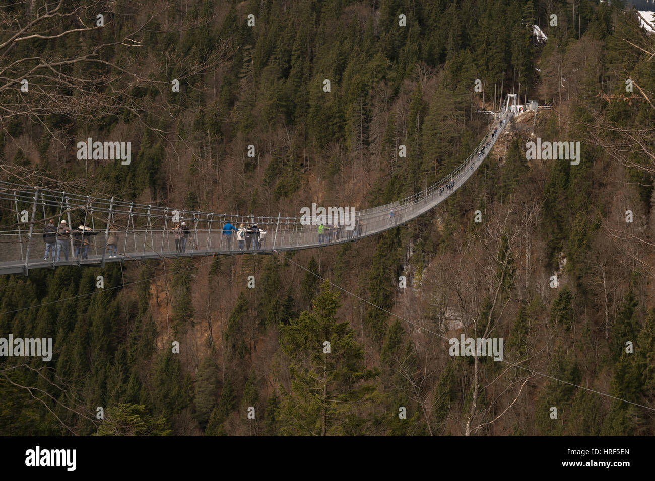 Highline 179 - pedonale ponte di sospensione - Altezza del ponte 114, rovine di Ehrenberg e Fortezza Claudia, Reutte, Austria. Foto Stock