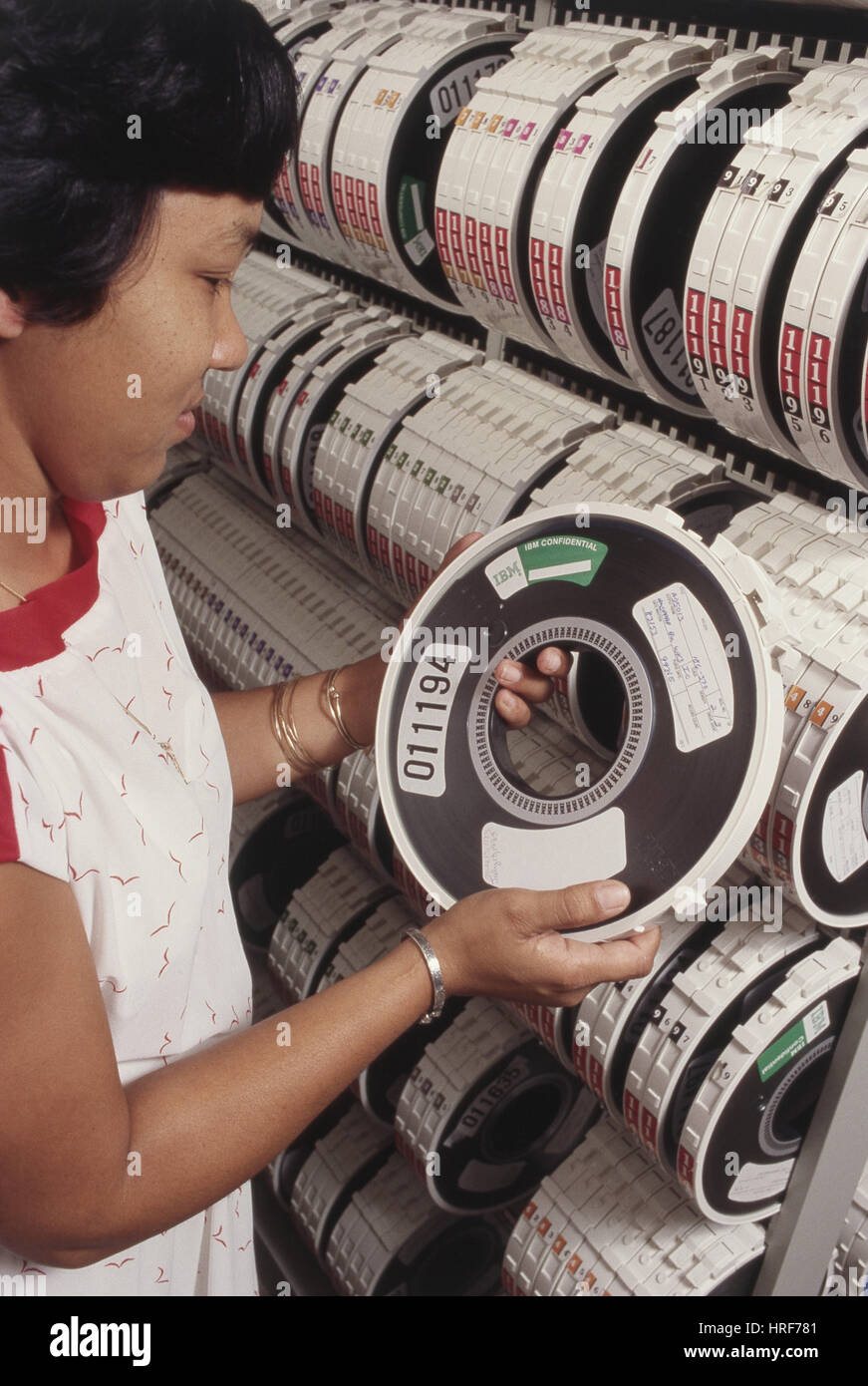 Dipendente IBM e Computer per nastri di archiviazione, c. Anni ottanta Foto Stock