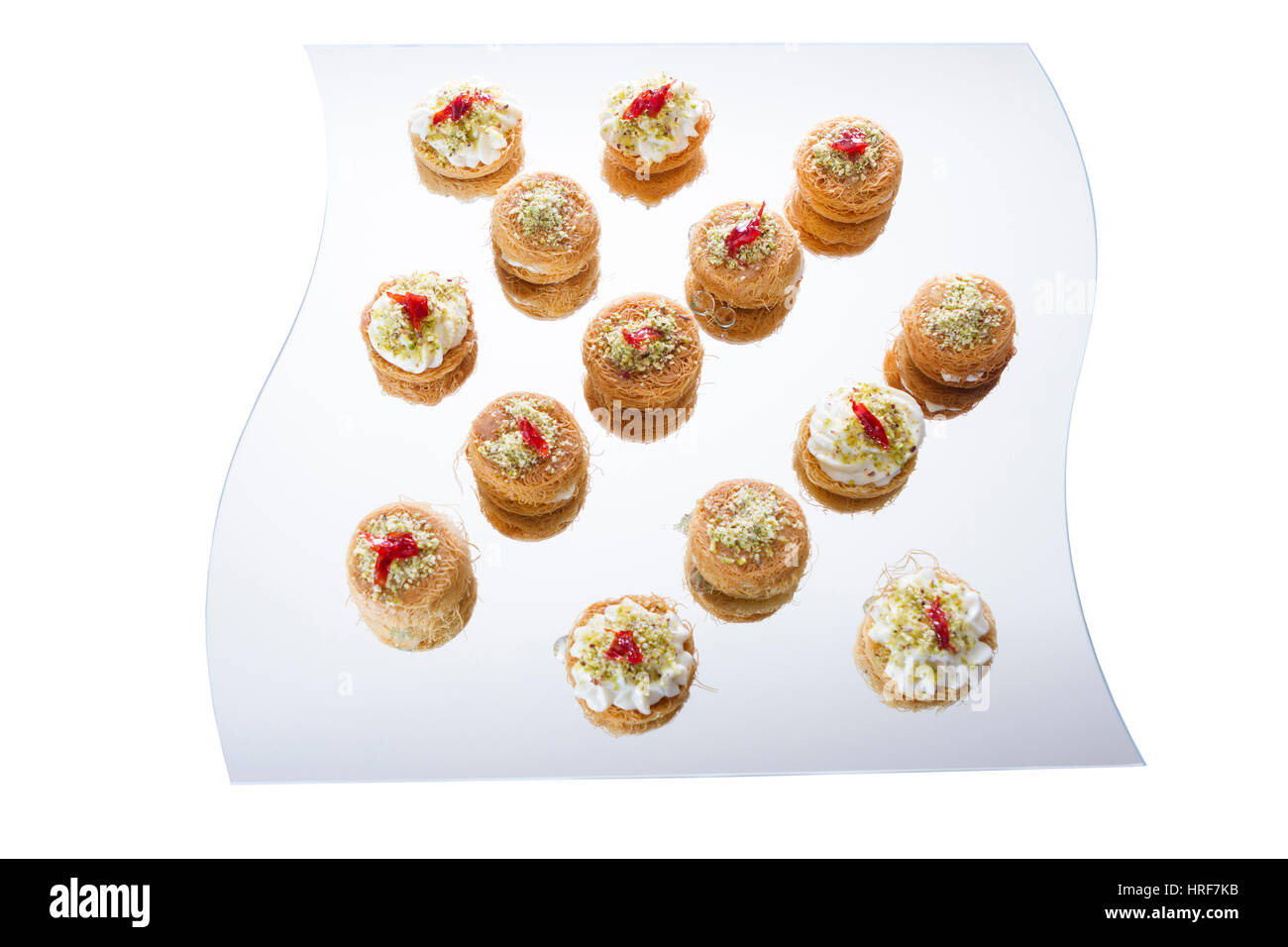 Knafe o Kunafe è molto popolare dolce nel Levante in Libano, Siria, Turchia, Giordania. crosta croccante, ripieno cremoso e fiore di arancia inceppamento sulla parte superiore. Foto Stock