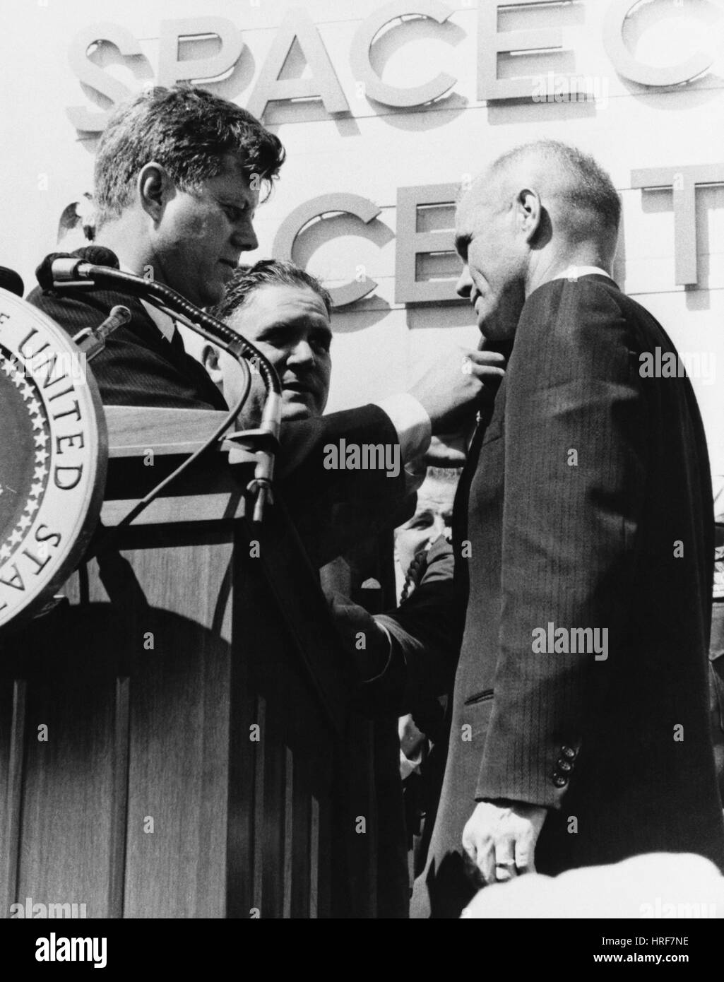 Perni di Kennedy sulla medaglia astronauta John Glenn Foto Stock