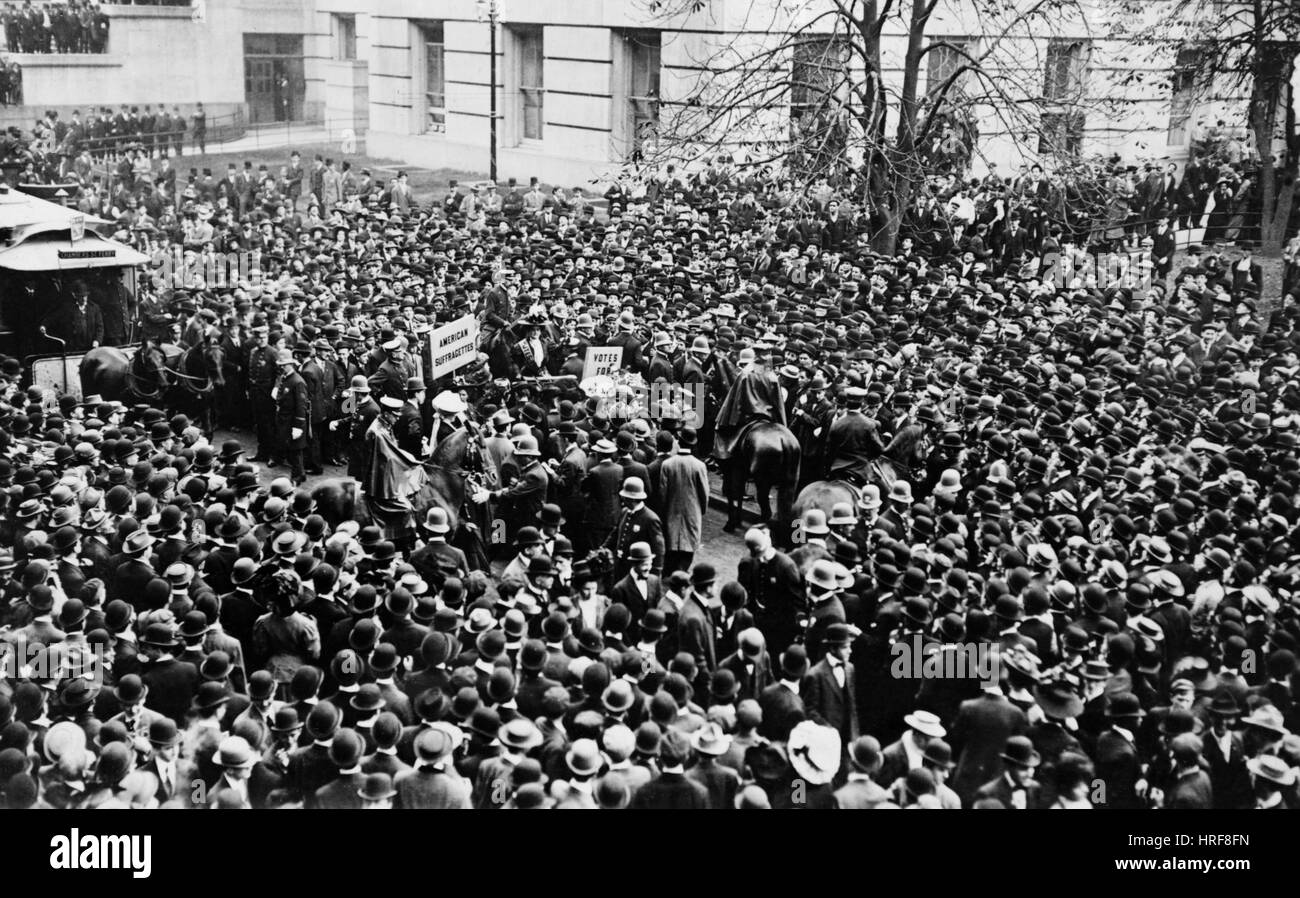 Folla Suffragist Foto Stock