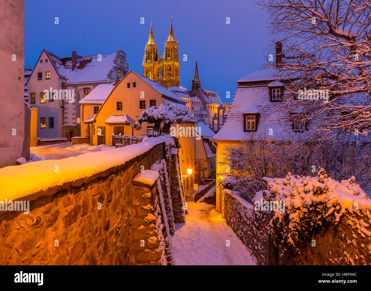 Centro storico in inverno, vista la cattedrale con scale Rote Stufen, atmosfera serale, Meissen, Bassa Sassonia, Germania Foto Stock