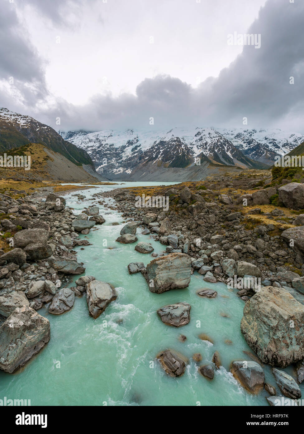 Hooker fiume scorre dal lago di Mueller, lago glaciale, Hooker Valley, il Parco nazionale di Mount Cook, regione di Canterbury, Nuova Zelanda Foto Stock