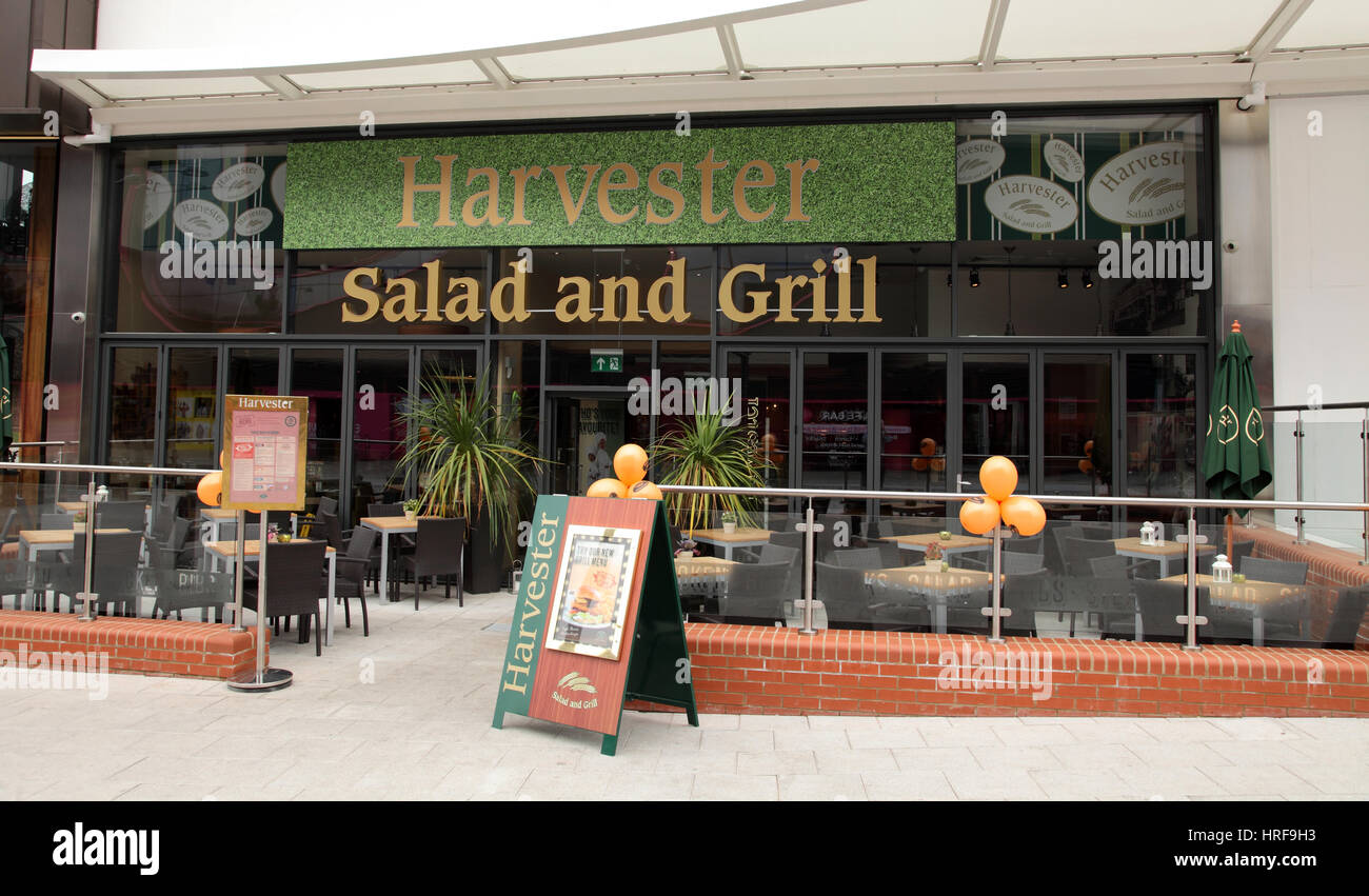 Esterno di un Harvester pub in West Bromwich parte della M e B, Mitchell e catena di maggiordomo. Foto Stock