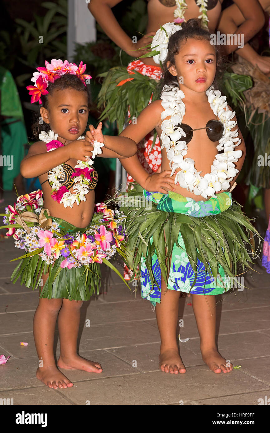 Bambine decorate con fiori, ballerino di danza polinesiana, Raiatea, Polinesia francese, South Pacific Oceania Foto Stock