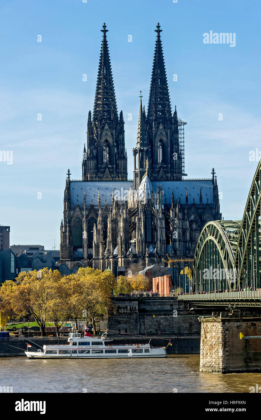 La Cattedrale Di Colonia Il Fiume Reno Ponte Di Hohenzollern Colonia Nella Renania Settentrionale Vestfalia Germania Foto Stock Alamy