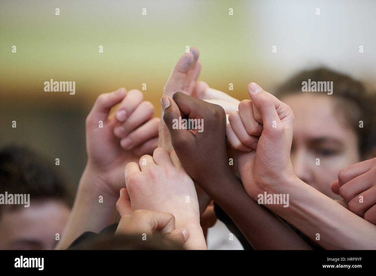 In bianco e nero le mani, allineando la pallacanestro, Germania Foto Stock