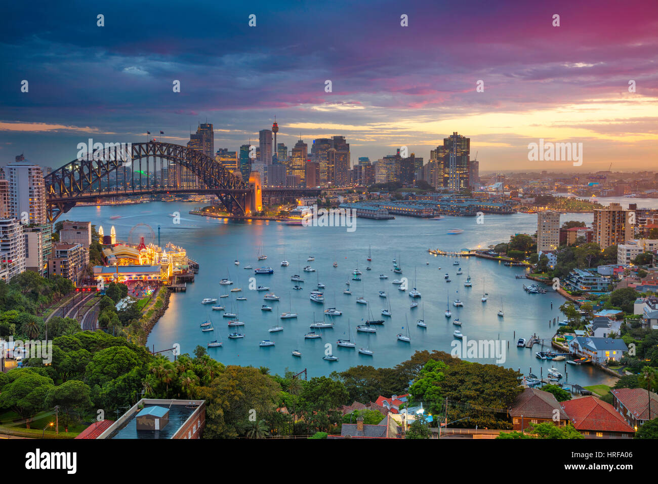 Sydney. Cityscape immagine di Sydney, Australia con il Ponte del Porto di Sydney e il Sydney skyline durante il tramonto. Foto Stock