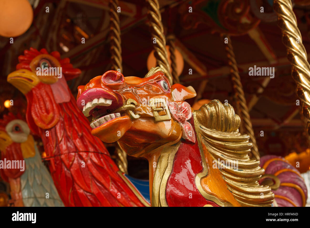 Dipinto luminosamente in legno anitique fiera carosello o Merry Go Round testa di cavallo in close up Foto Stock