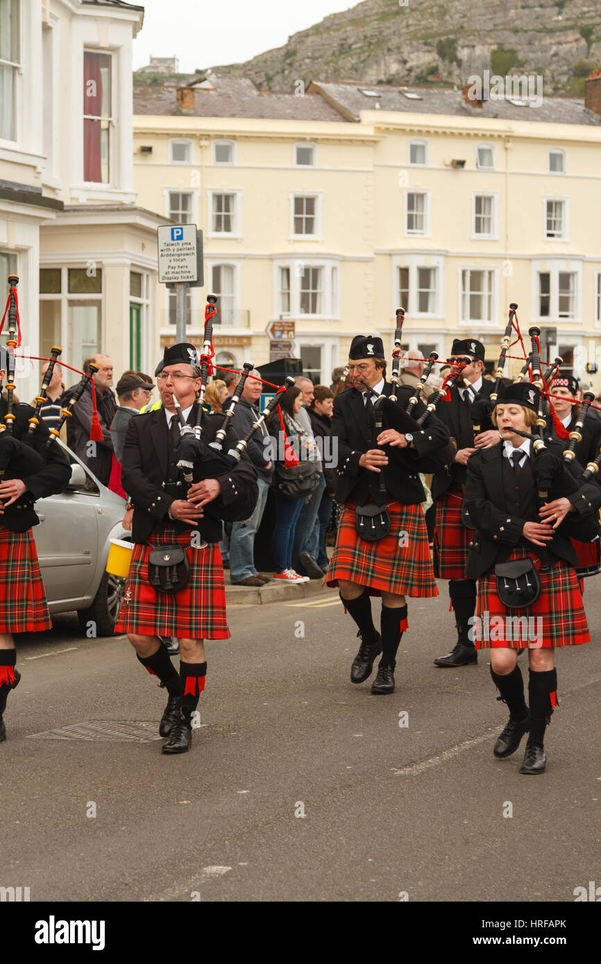 Pipers della città di Liverpool Pipes & Tamburi annuale Vittoriani di Llandudno stravaganza street parade Foto Stock