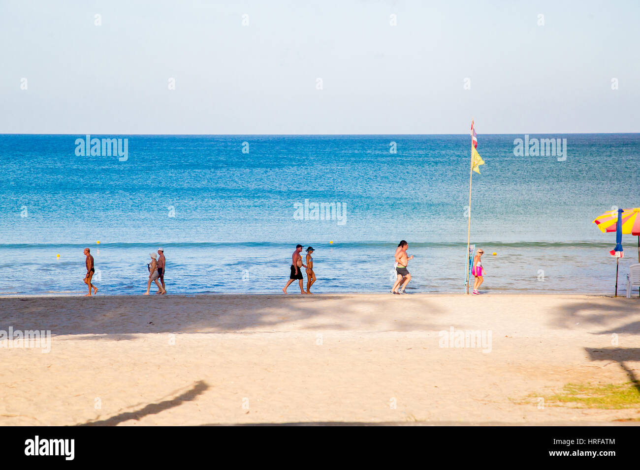 Thailandia Phuket - 19 Febbraio 2017 : Spiaggia di Patong, mattina. persone andare lungo la costa Foto Stock