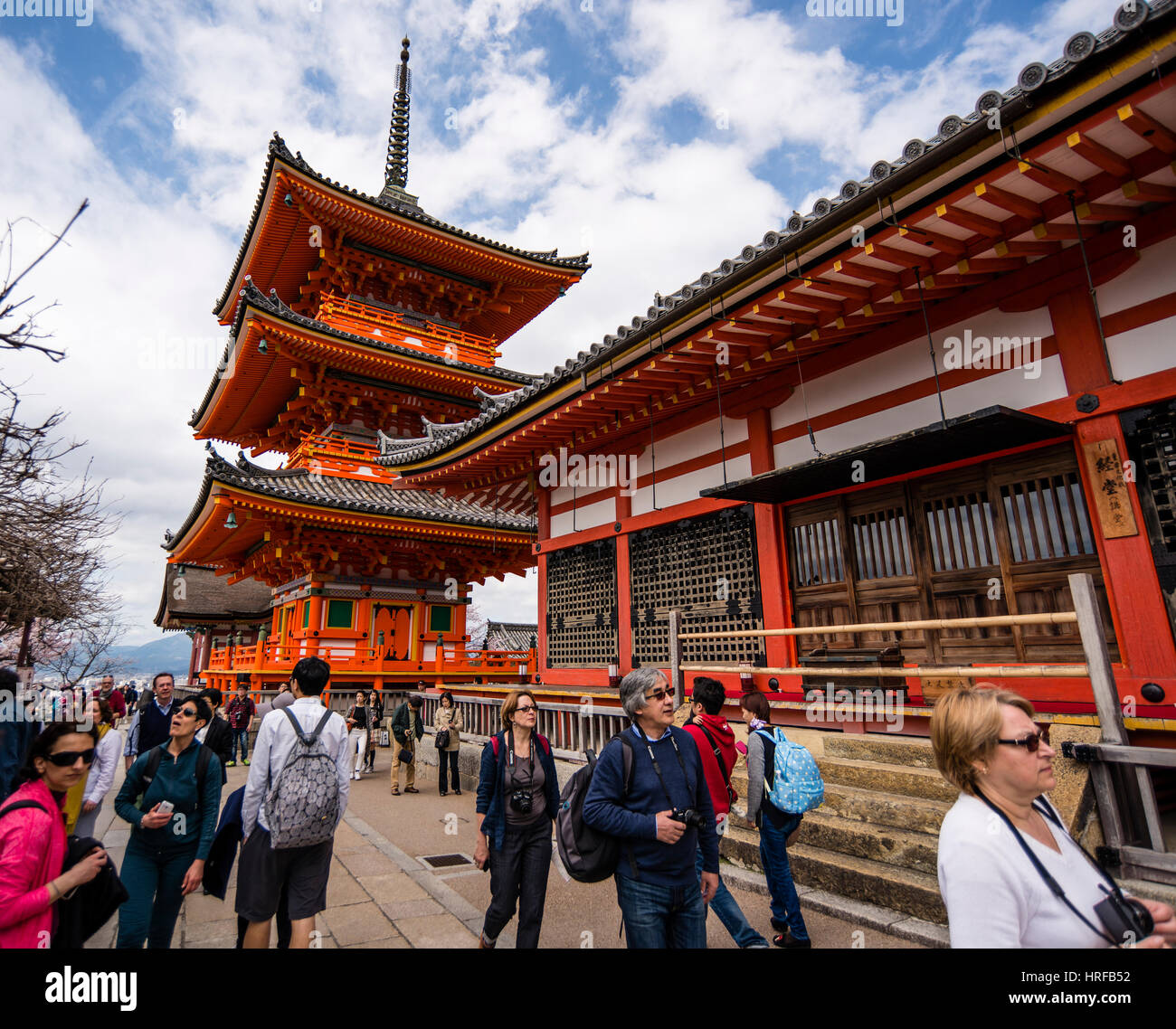 I turisti in Kiyomizu dera, Tempio buddista, a Kyoto, Janan Foto Stock