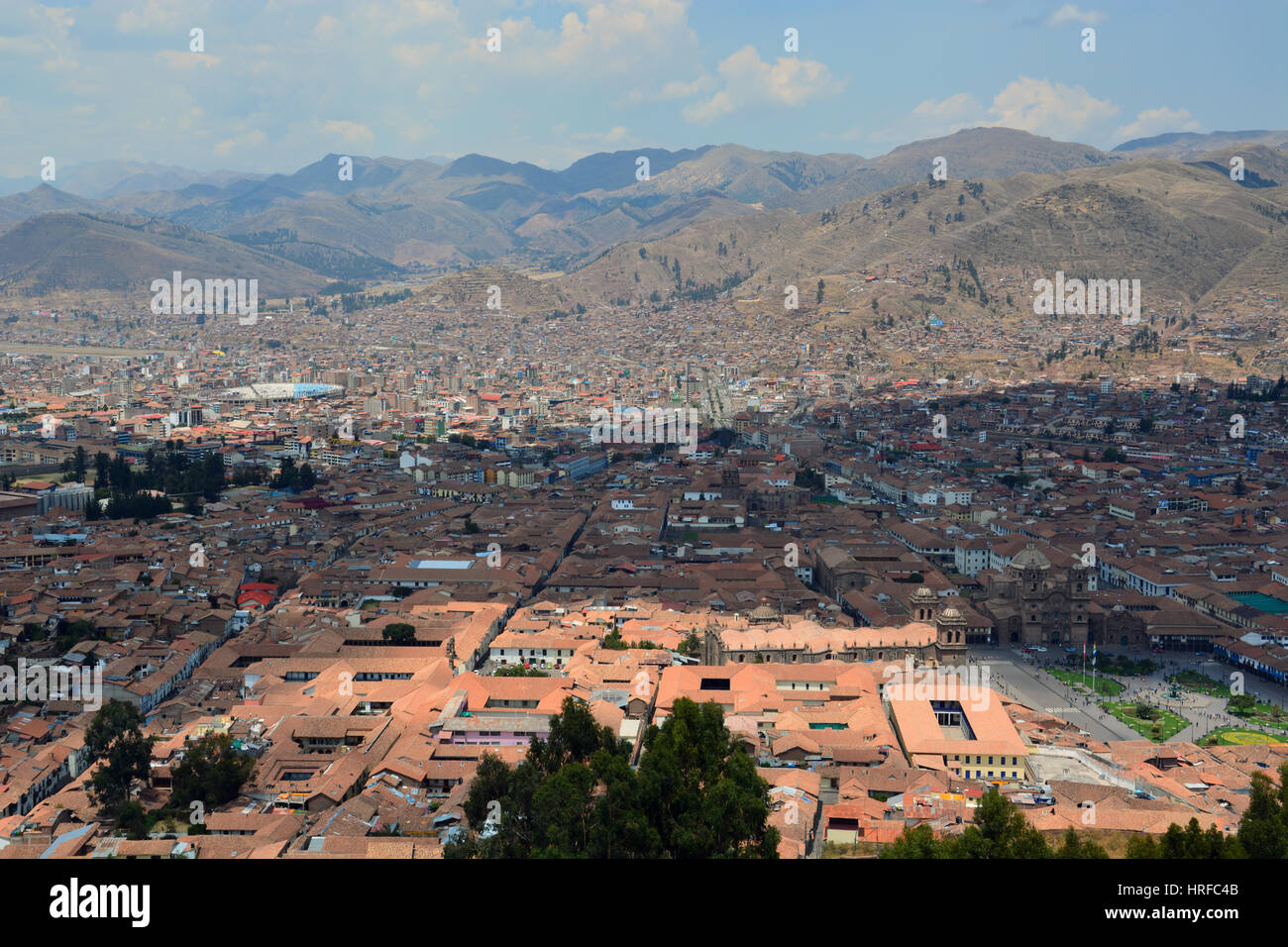 La città di Cusco si diffonde in tutta la valle ed è stata la storica capitale dell'Impero Inca ed è il punto di partenza per visitare Machu Picchu. Foto Stock