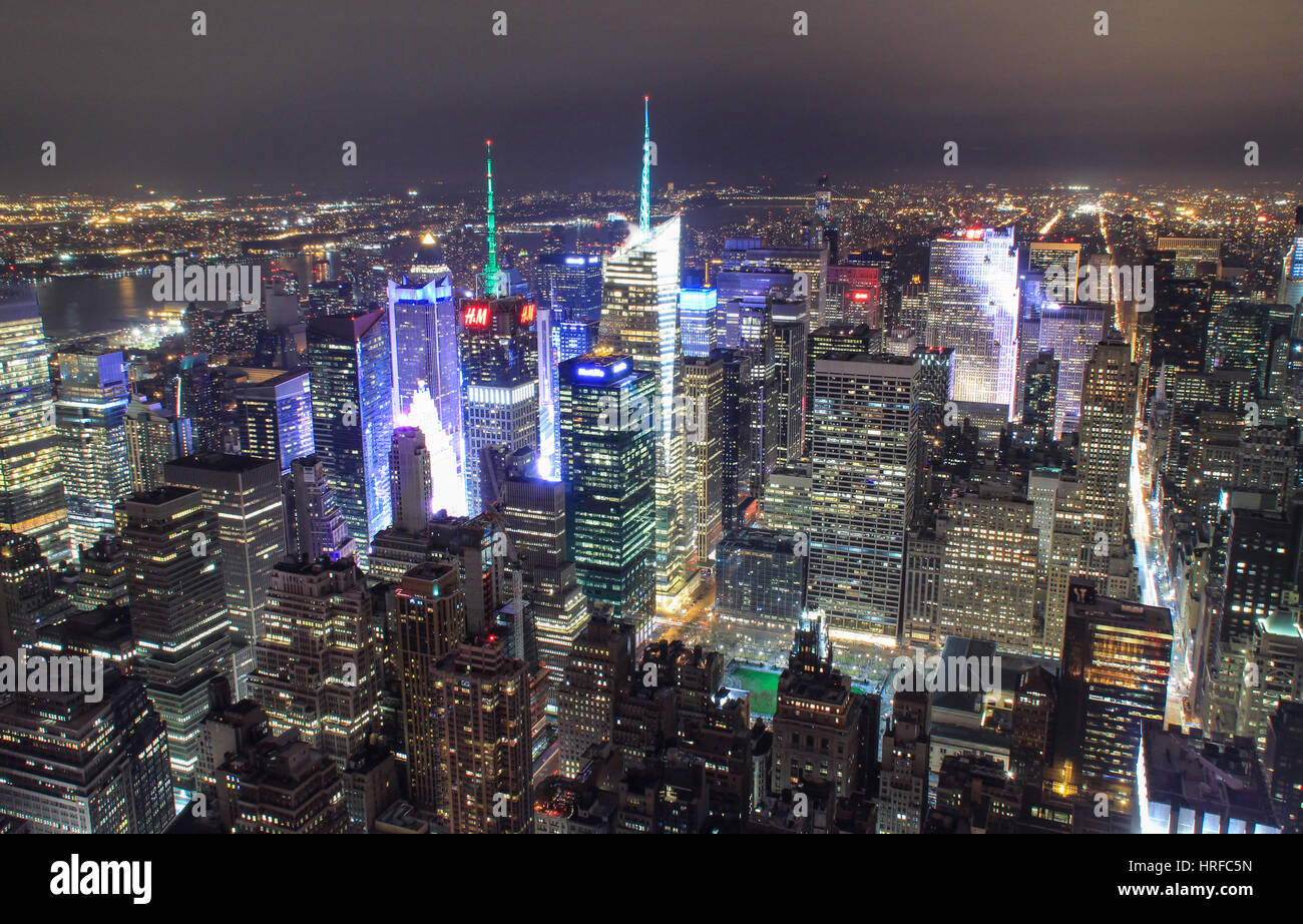 Vista aerea della città di New York di notte con viali illuminati Foto Stock