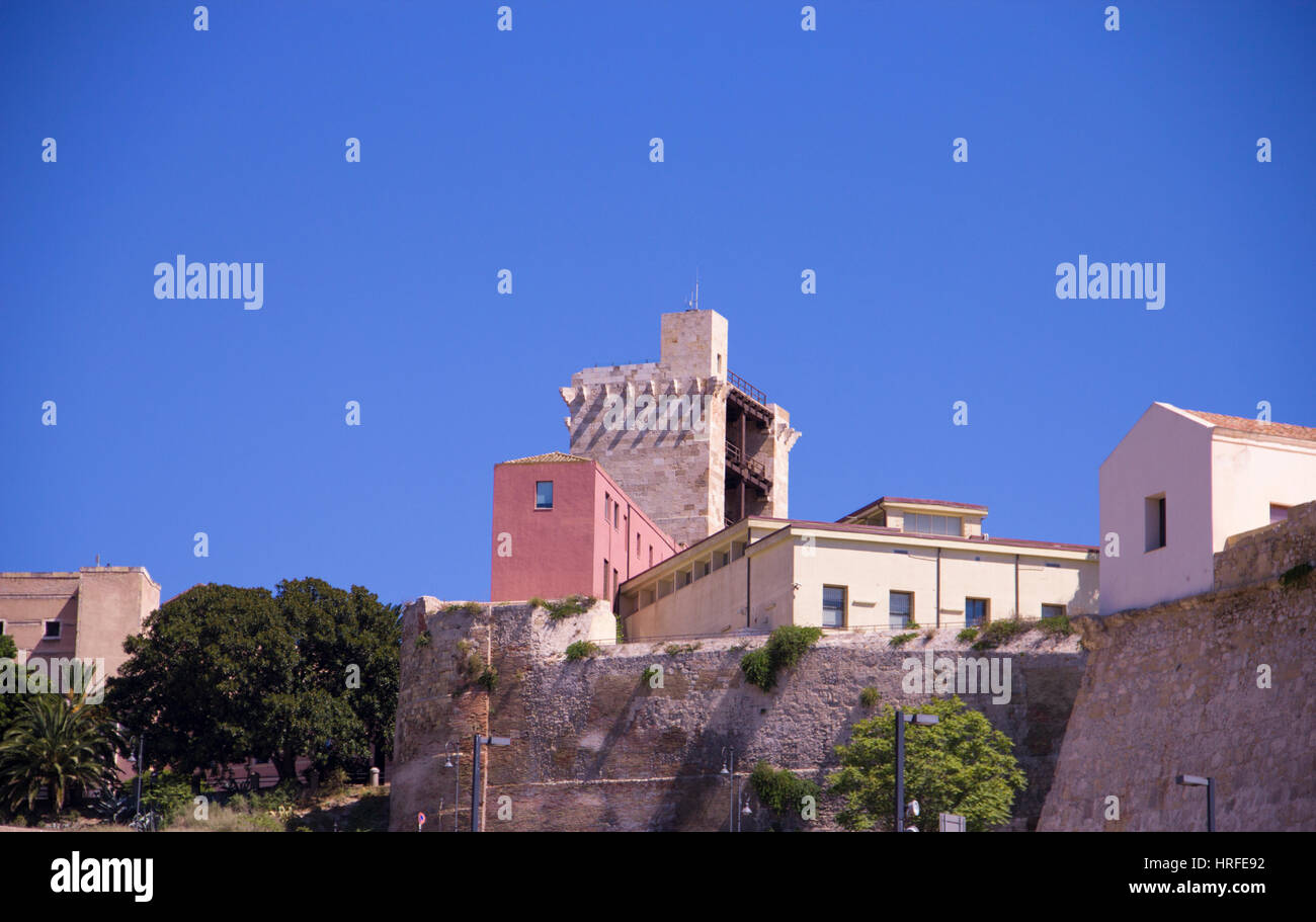 Vista la medievale Torre dell'elefante nel quartiere di Castello di Cagliari, Sardegna Italia Foto Stock