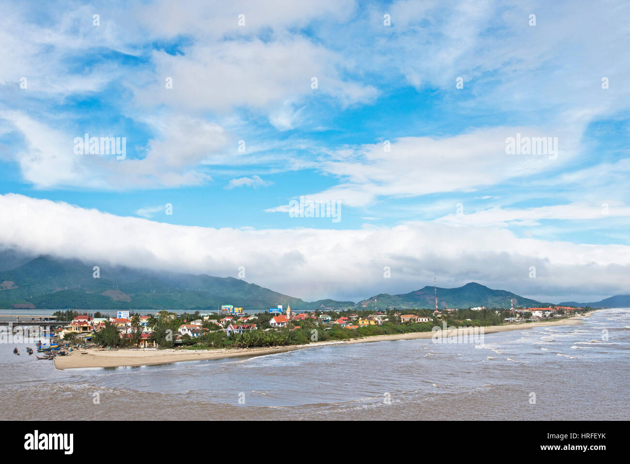 Lang Co - un piccolo e pittoresco villaggio di pesca all'inizio dell'Hai Van Pass - una strada di montagna a Danang con vedute spettacolari. Foto Stock