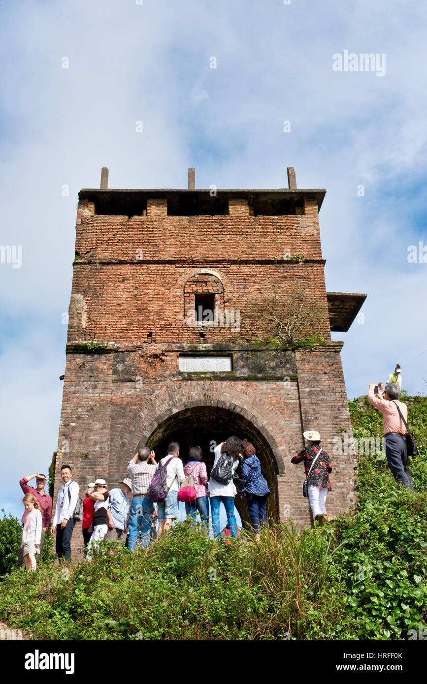 I turisti all'US Army marines vecchio lookout posizione dalla guerra del Vietnam e ora una attrazione turistica per persone che viaggiano lungo il Hai Van Pass. Foto Stock