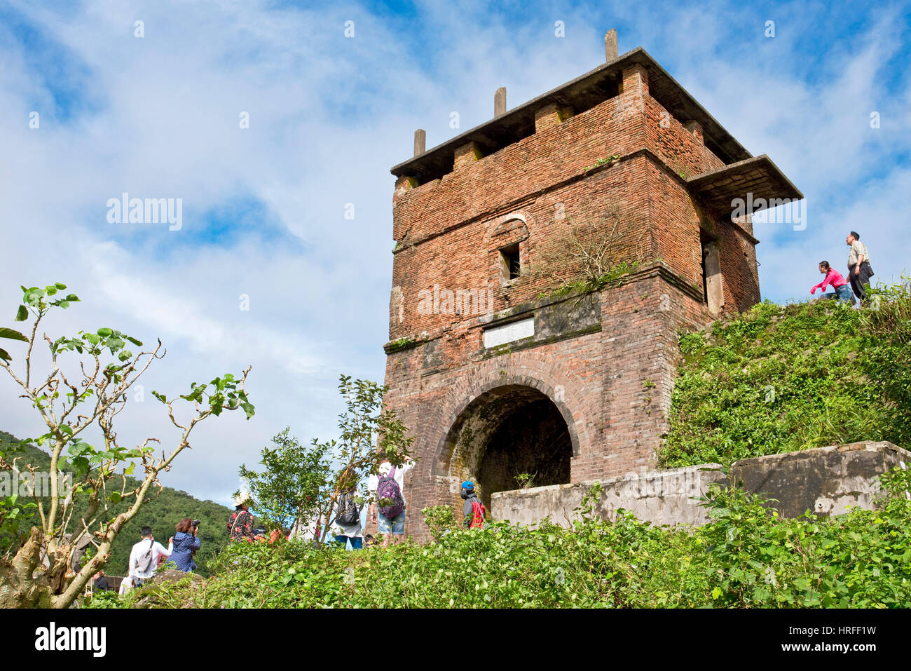 I turisti all'US Army marines vecchio lookout posizione dalla guerra del Vietnam e ora una attrazione turistica per persone che viaggiano lungo il Hai Van Pass. Foto Stock