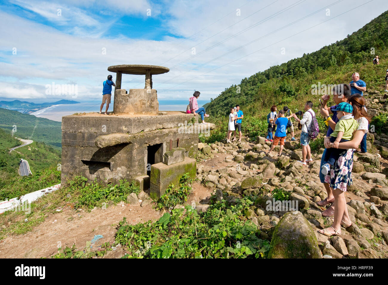 I turisti all'US Army marines vecchio lookout posizione dalla guerra del Vietnam e ora una attrazione turistica per persone che viaggiano lungo il Hai Van Pass. Foto Stock