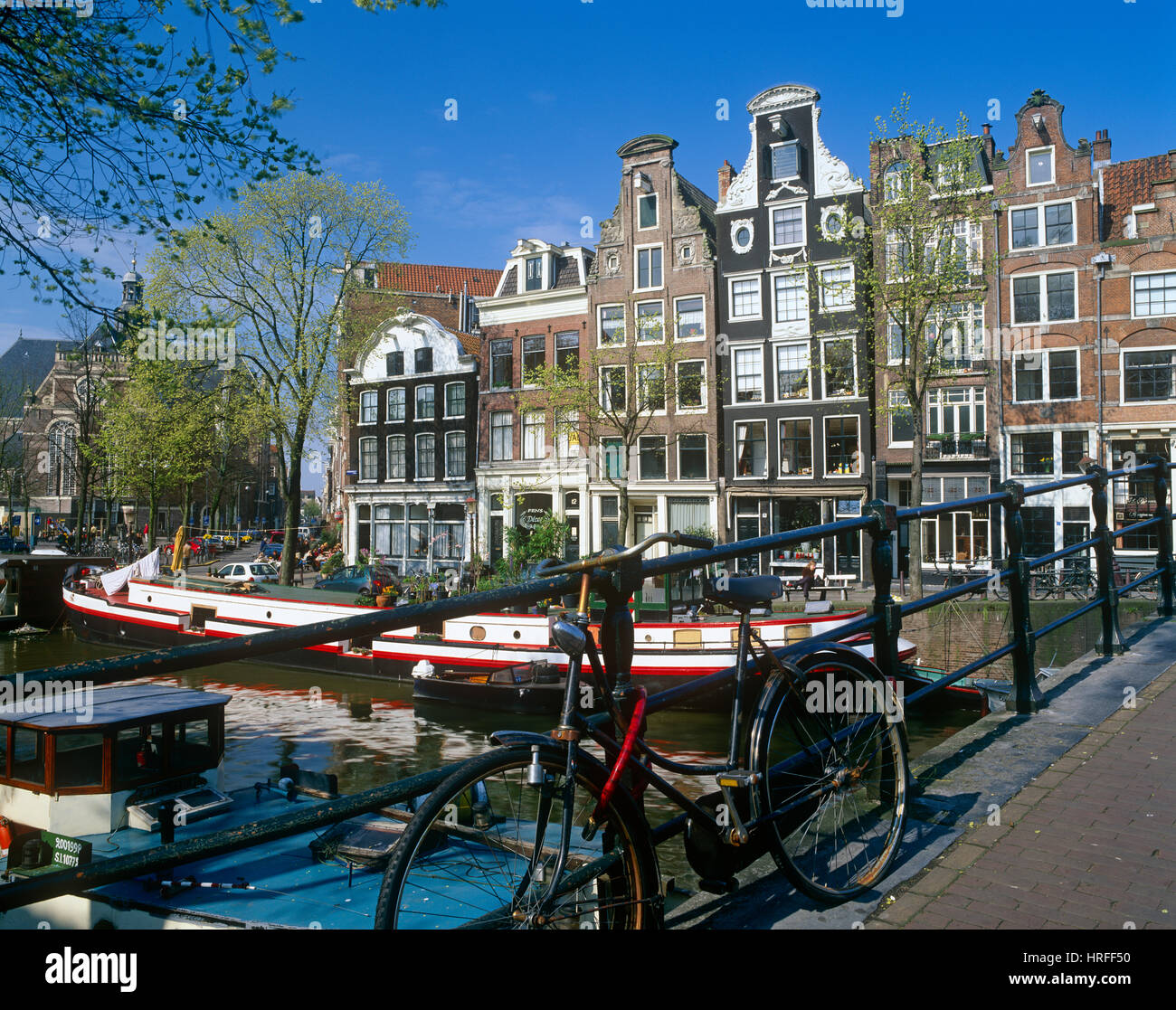 Bicicletta su un ponte sul canale di Amsterdam, Olanda, Paesi Bassi. Foto Stock