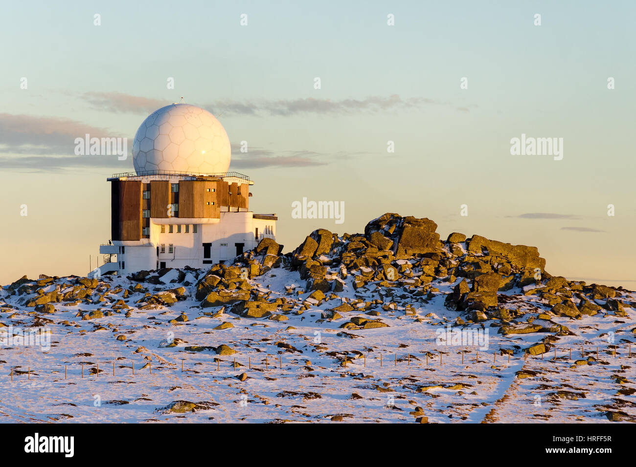 Osservatorio astronomico sulla sommità del monte Vitosha, Bulgaria al tramonto Foto Stock