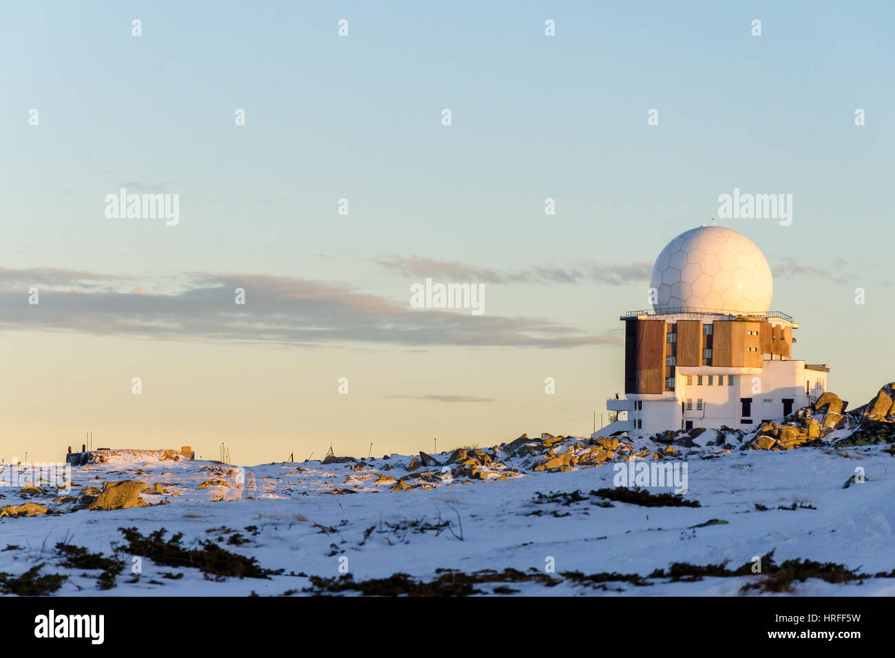 Osservatorio astronomico sulla sommità del monte Vitosha, Bulgaria al tramonto Foto Stock