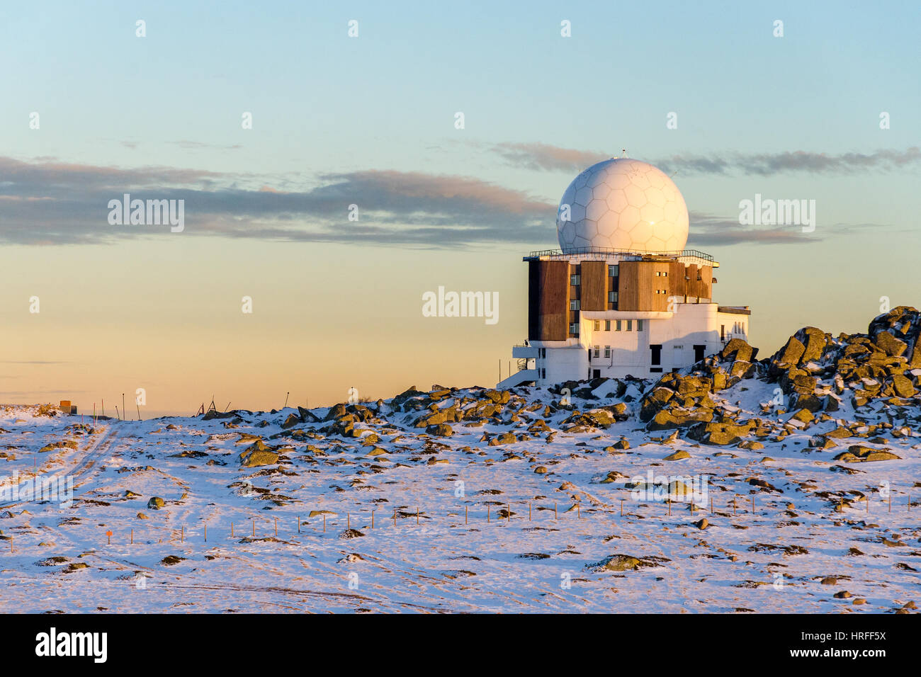 Osservatorio astronomico sulla sommità del monte Vitosha, Bulgaria al tramonto Foto Stock