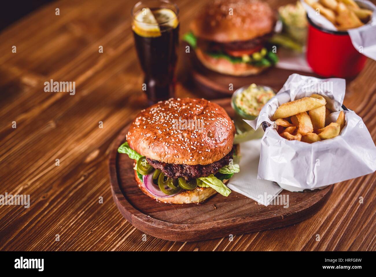 Vista dall'alto su burger fresco sul tavolo di legno Foto Stock