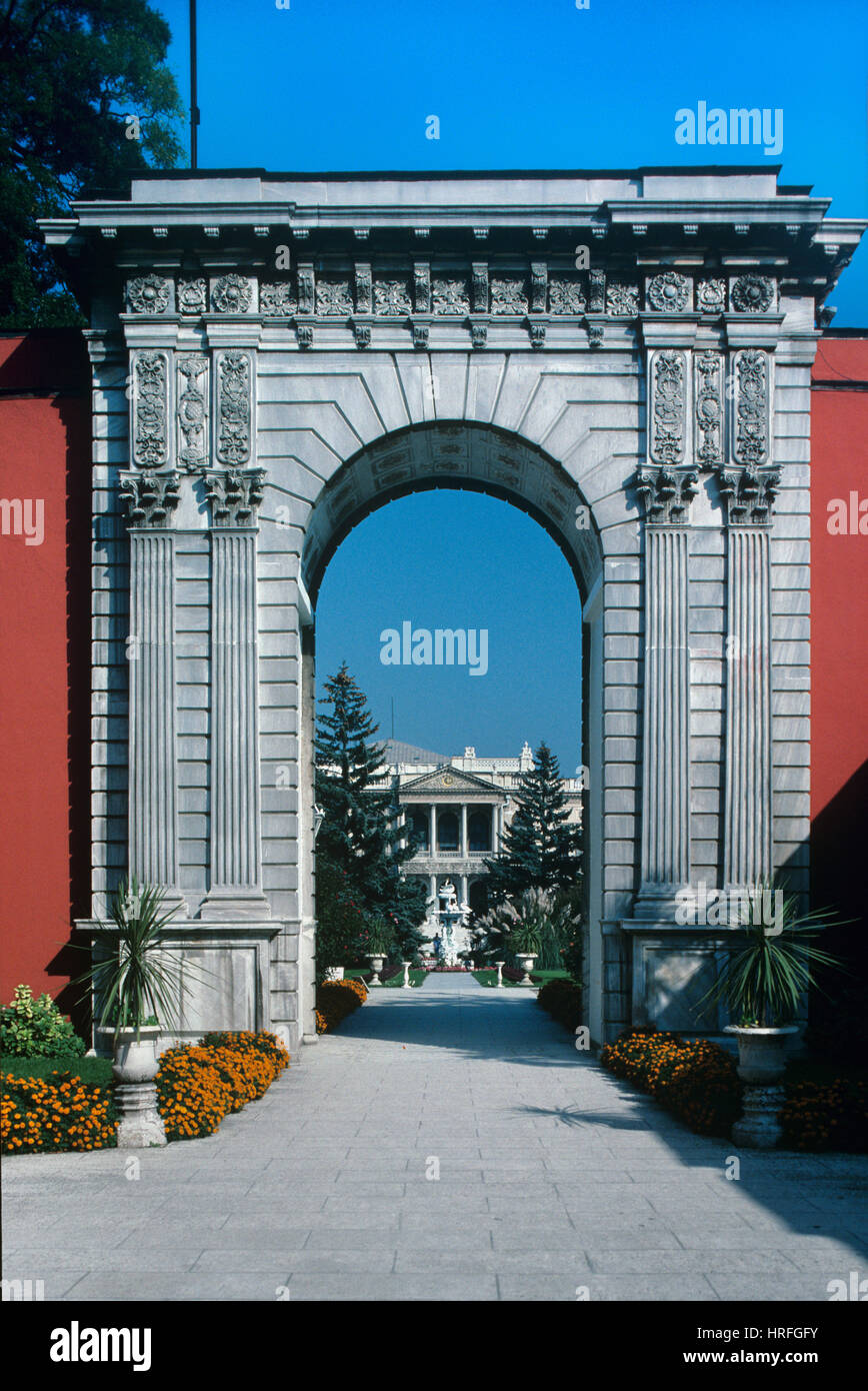 Barocco monumentale cancello di ingresso o gateway per il XIX secolo c Dolmabahce Palace Istanbul Turchia Foto Stock