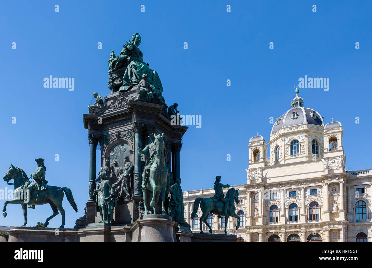 Statua di Imperatrice Maria Teresa con il Museo di Storia Naturale e dietro, Maria-Theresien-Platz, Vienna, Austria Foto Stock