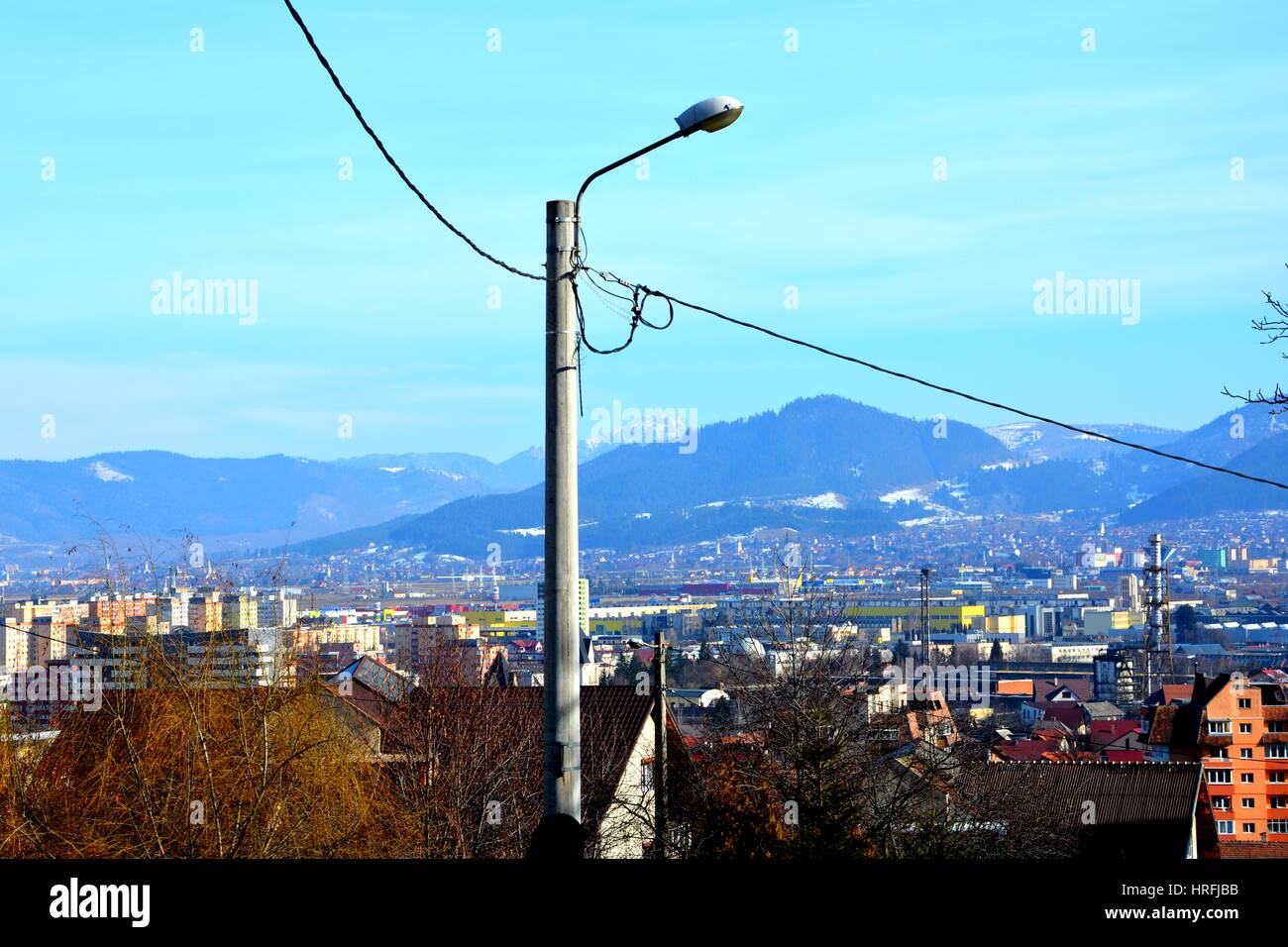 Tipico paesaggio urbano della città Brasov, una cittadina situata in Transilvania, Romania, nel centro del paese. 300.000 abitanti. Foto Stock