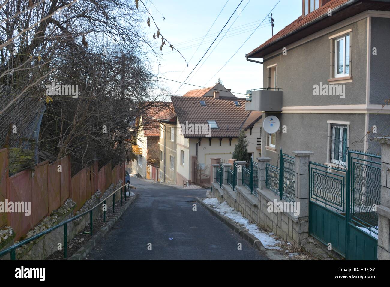 Tipico paesaggio urbano della città Brasov, una cittadina situata in Transilvania, Romania, nel centro del paese. 300.000 abitanti. Foto Stock