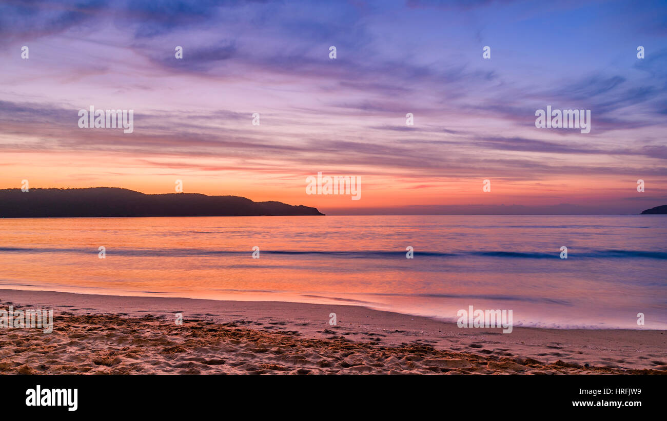 Bella rosa e viola Sunrise Seascape, Australia Foto Stock