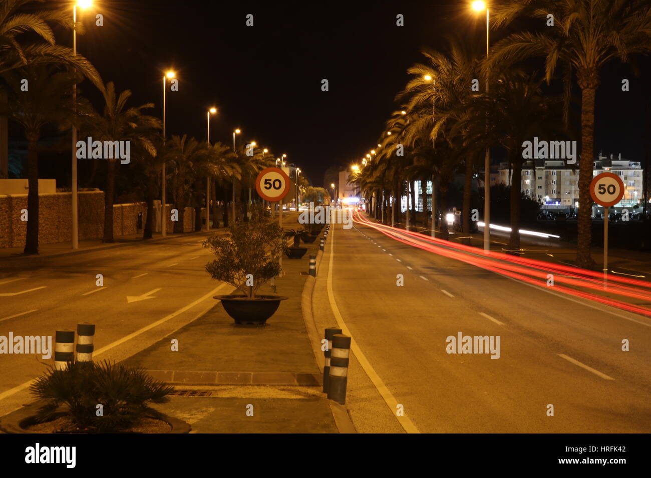 Vuoto a doppia corsia strada di notte, Moraira Foto Stock