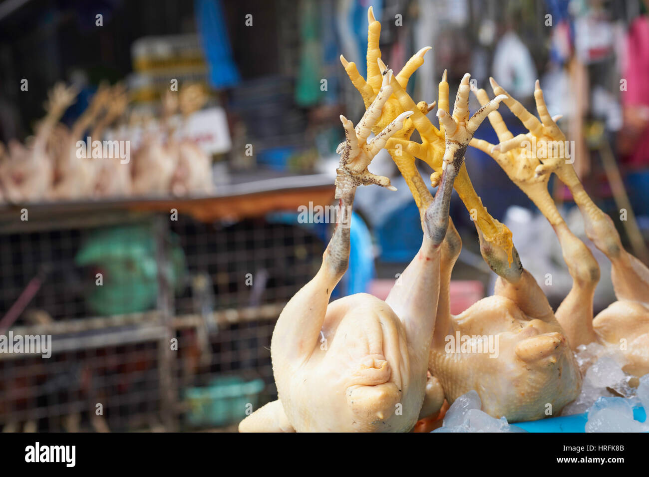 Piedi di pollo in aria in un mercato thailandese, Bangkok, Thailandia Foto Stock