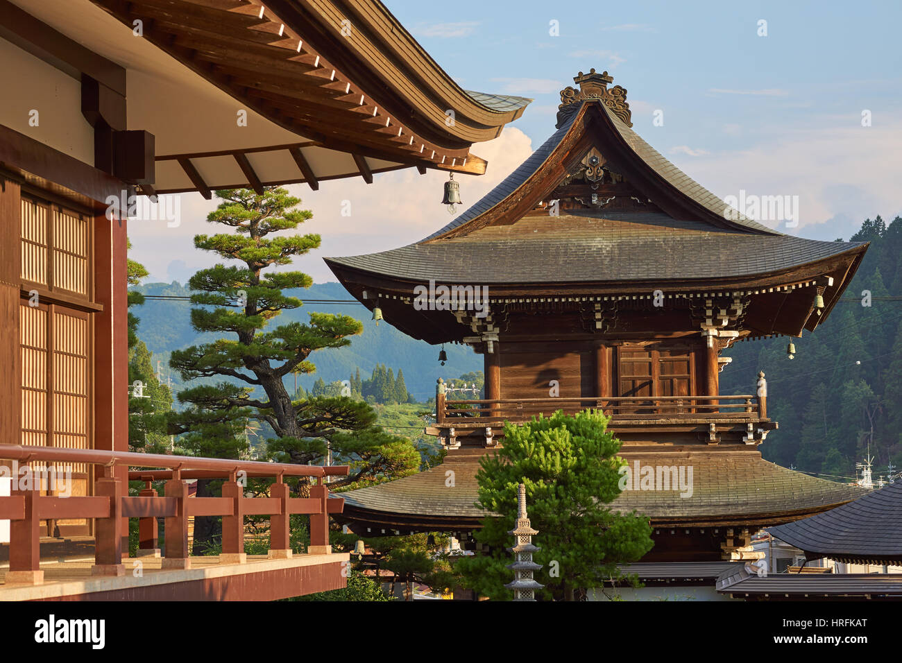Tempio giapponese edifici e giardino con alberi in tardo pomeriggio di sole, Takayama, Giappone Foto Stock