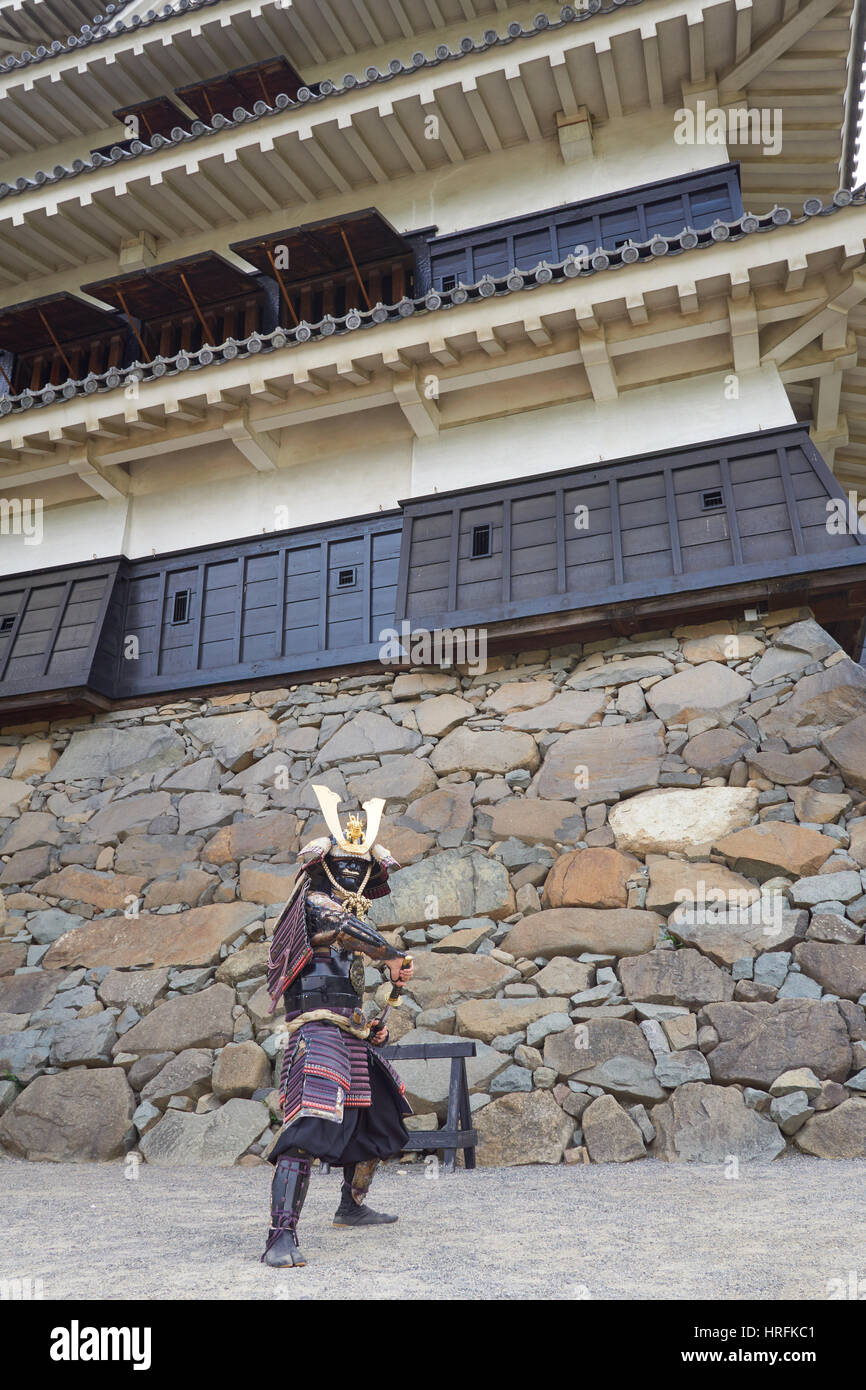 Il Samurai attore nella parte anteriore del medievale Castello Matsumoto nella città di Matsumoto, Alpi Giapponesi, Giappone Foto Stock