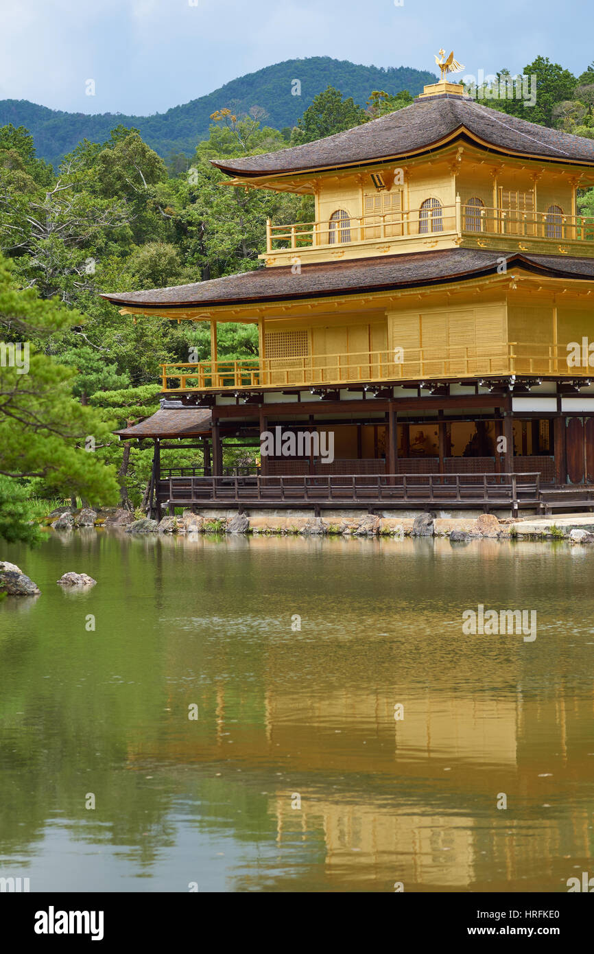 Tempio d'oro a Kyoto - Ritratto del tempio dietro il lago Foto Stock