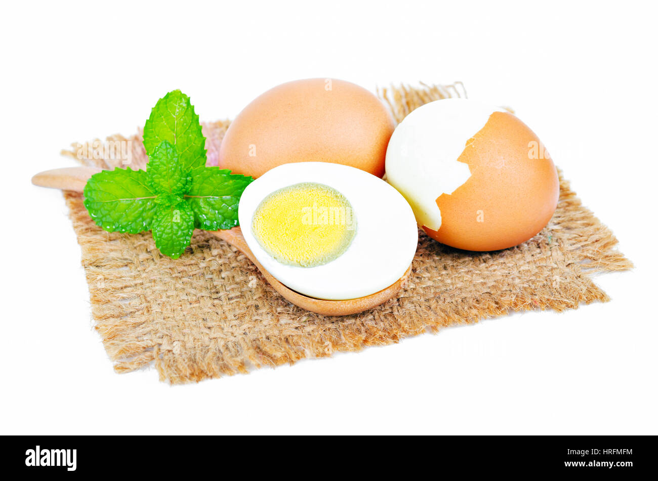 Uovo sodo con il cucchiaio di legno su sfondo bianco Foto Stock