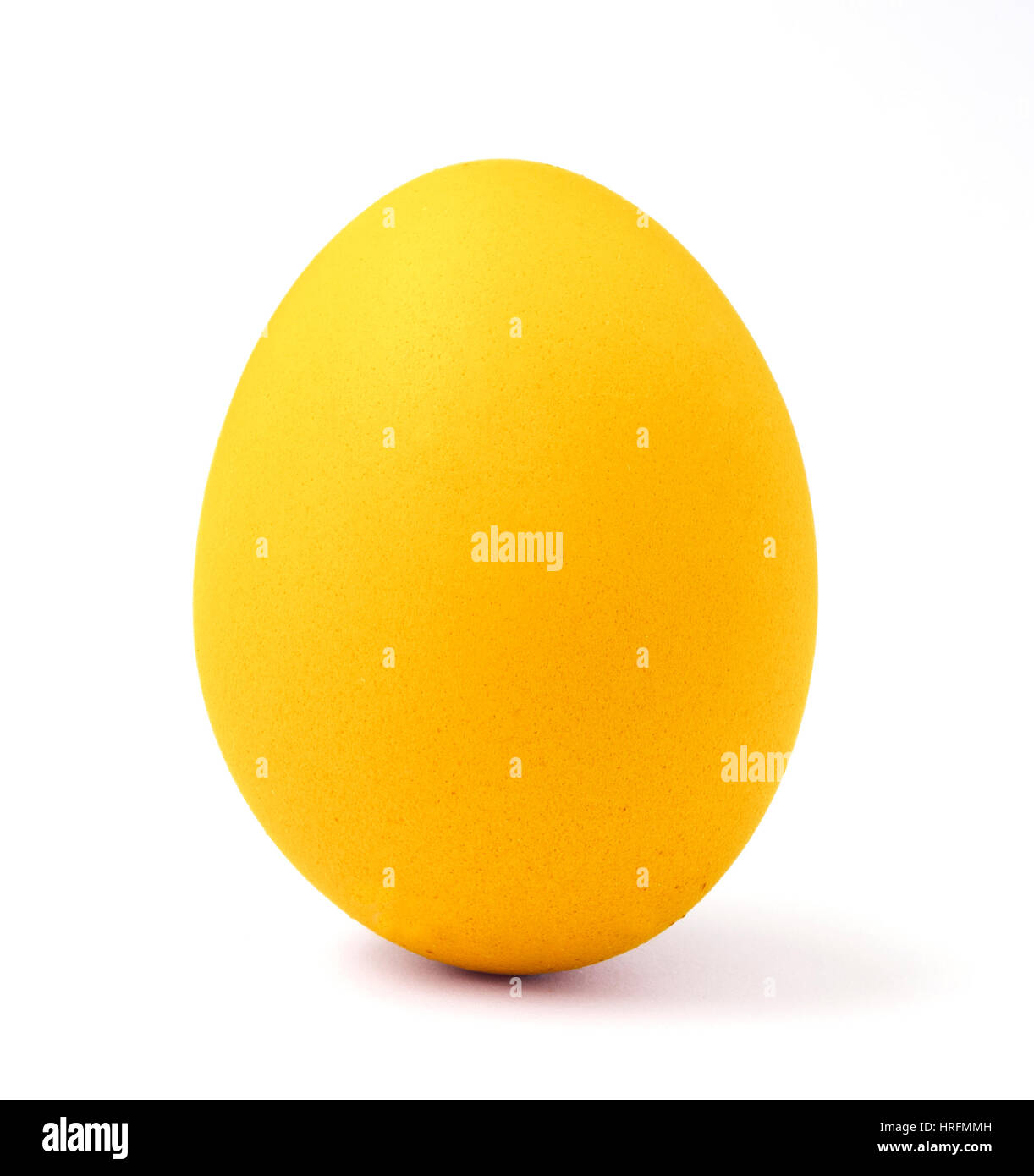 Uno giallo uovo di pasqua isolato su bianco. Foto Stock