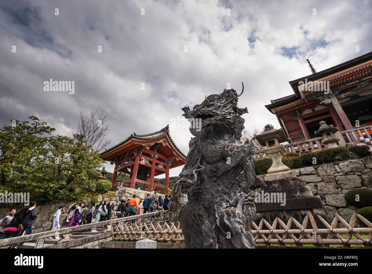 I turisti in Kiyomizu dera, tempio buddista a Kyoto, in Giappone Foto Stock