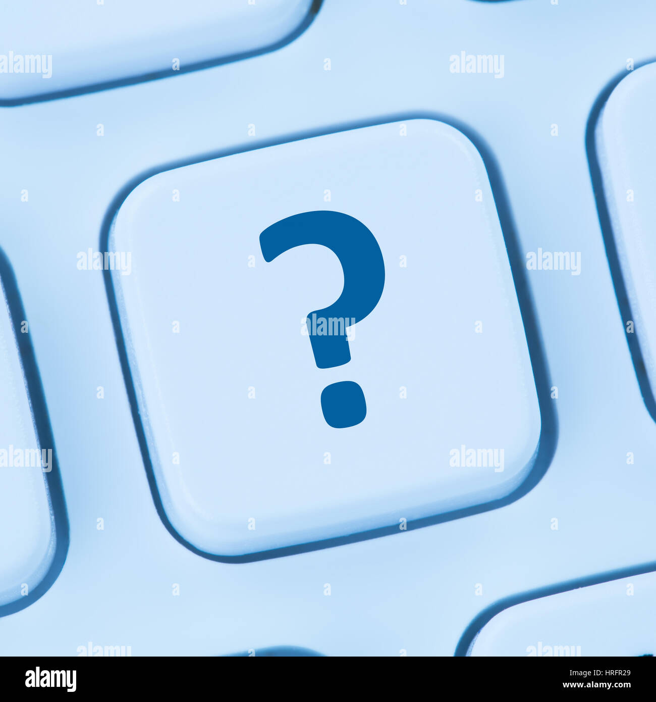 Tastiera del computer punto interrogativo guida simbolo blu chiedere web Foto Stock