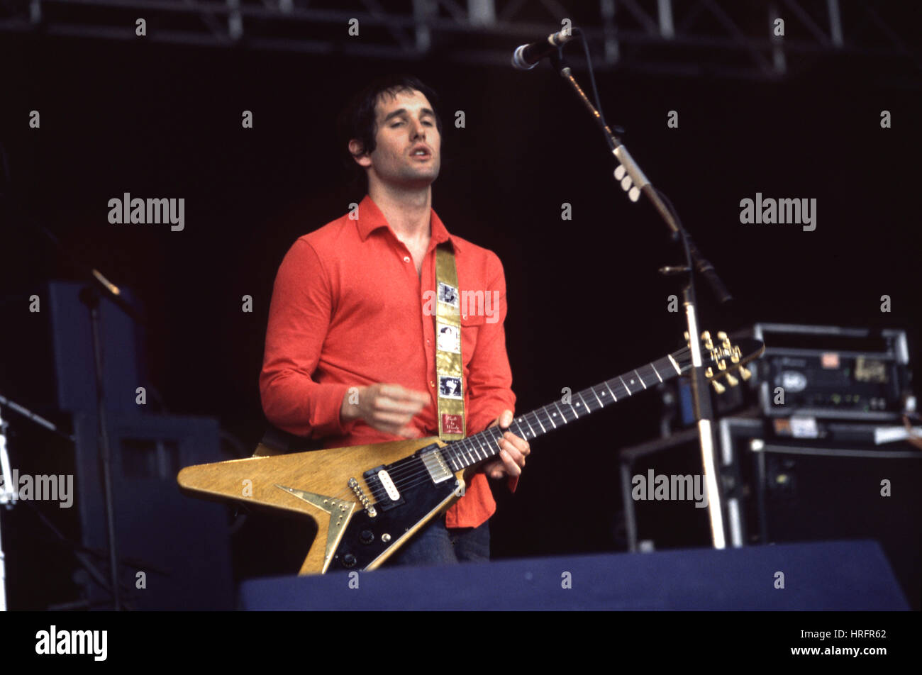 Tim Wheeler di cenere effettuando al Glastonbury festival1999, Somerset, Inghilterra, Regno Unito. Foto Stock