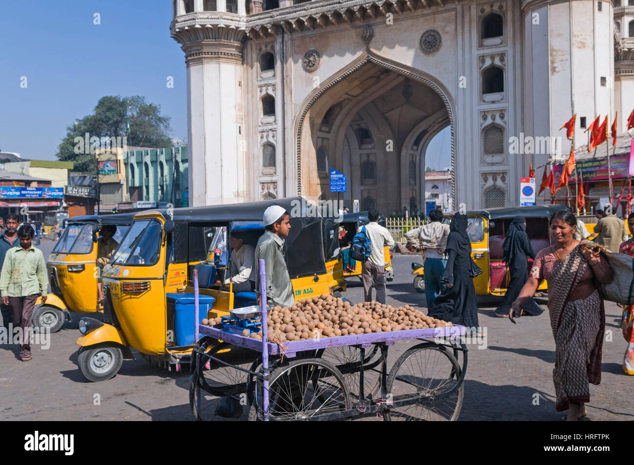 La vita locale vicino Charminar Telangana Hyderabad Andhra Pradesh in India Foto Stock