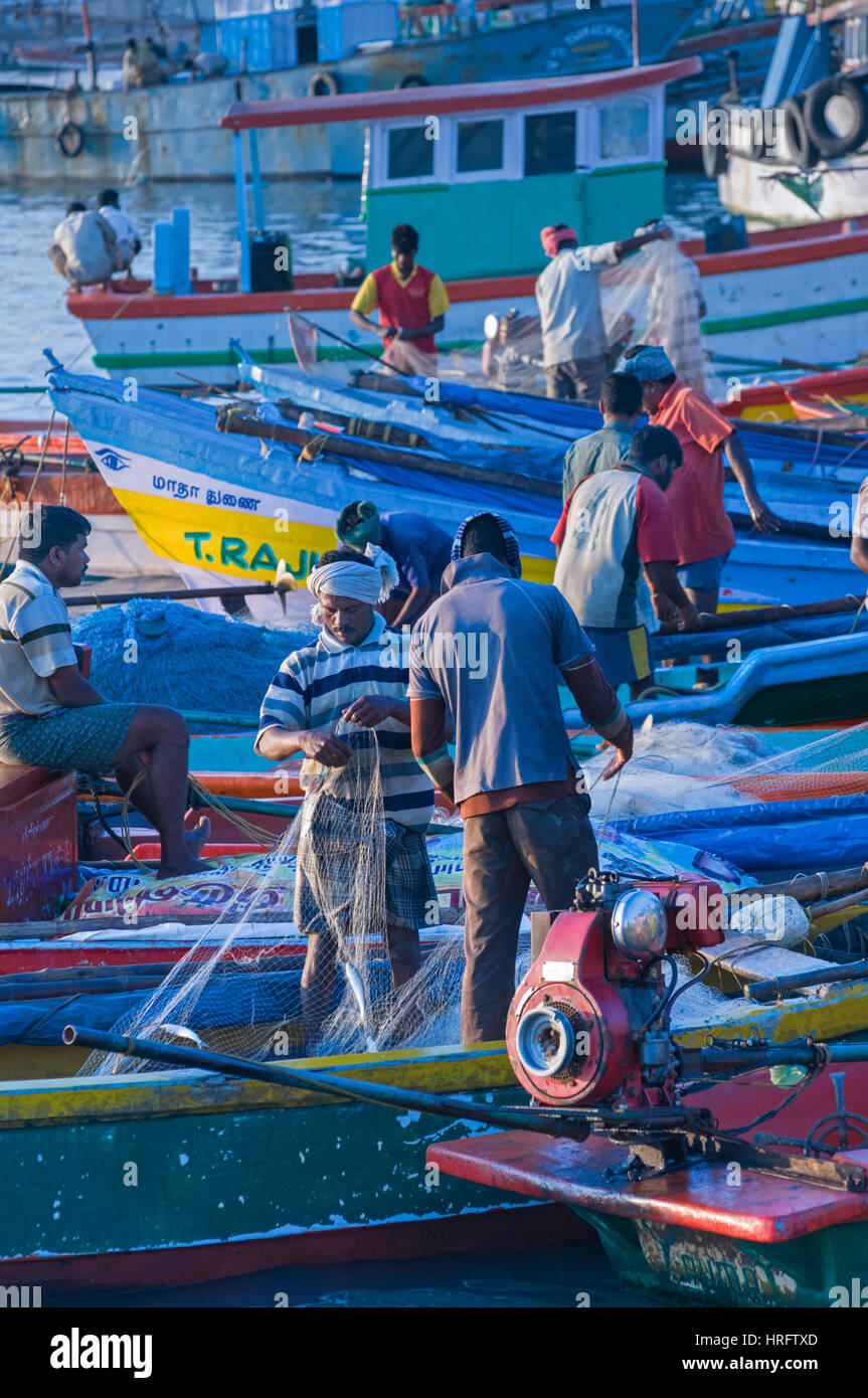 Barche da pesca Nagapattinam villaggio di pescatori del Tamil Nadu India Foto Stock