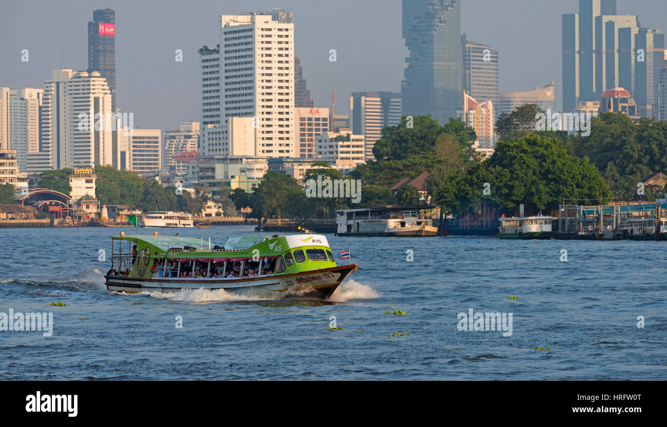 Traghetto espresso sul Fiume Chao Phraya Bangkok in Thailandia Foto Stock