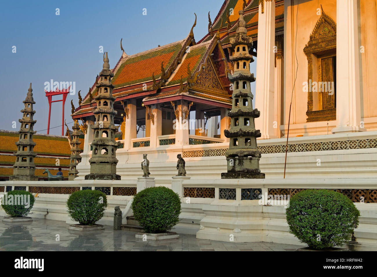 Wat Suthat e altalena gigante Bangkok in Thailandia Foto Stock